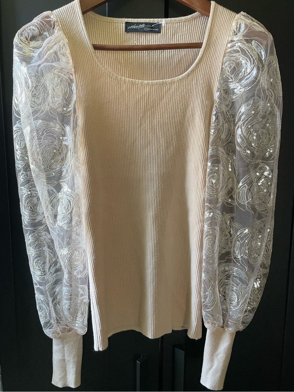 Viscose peach knit top w/ SHOW STOPPING sequined puff-sleeves. Size Med